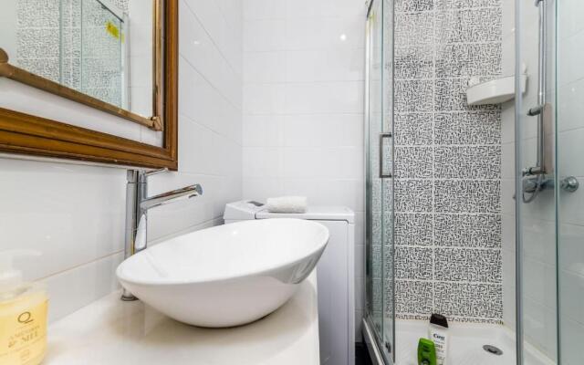 T2 Tiles Apartment Estoril
