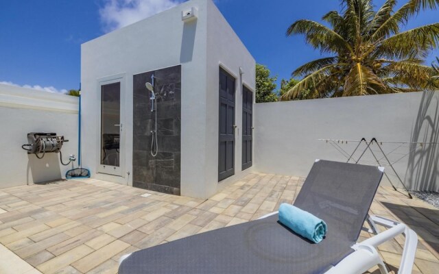 NEW Modern 4BR 4 5BA w Pool Outdoor Dining