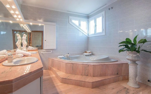 Gallery Villa 650M from the Beach (R81)