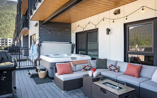 Huckin' Harry's by Revelstoke Vacations