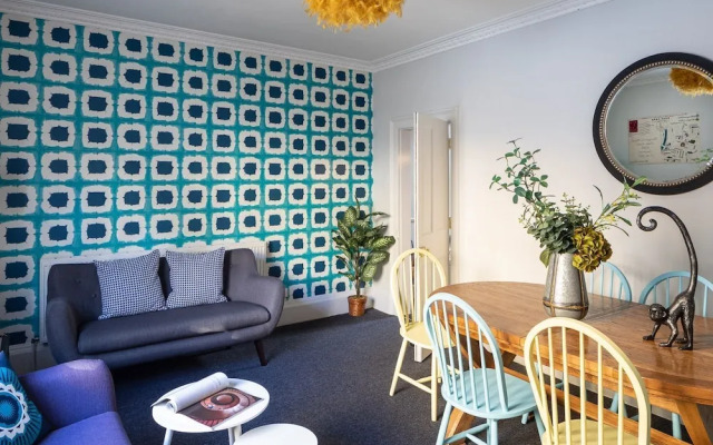 Dream Stays Bath - Trim Street Townhouse with Hot tub