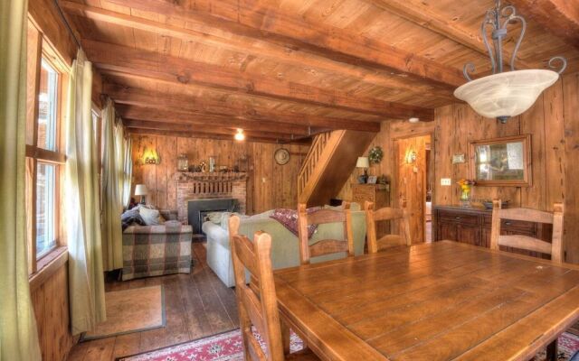 Charming Cascade Chalet