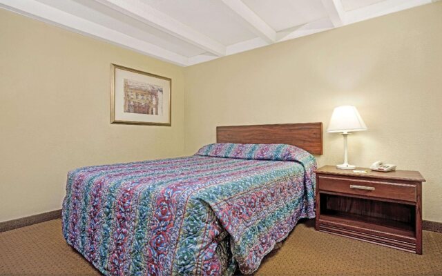 Days Inn by Wyndham Bloomington West