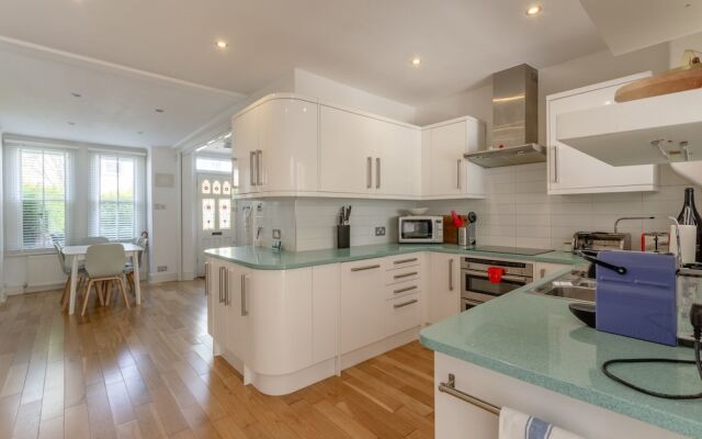 2 Bedroom House With Garden in Tooting