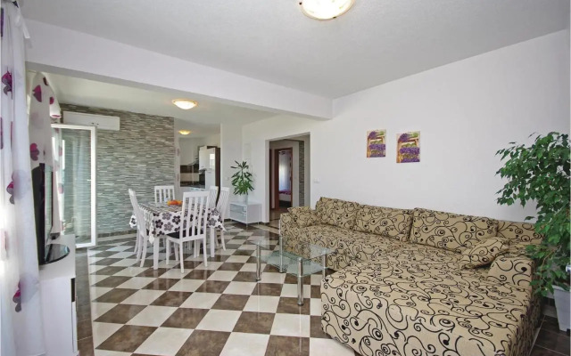 Two-Bedroom Apartment Makarska with Sea View 06
