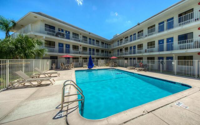 Motel 6 Bradenton, FL
