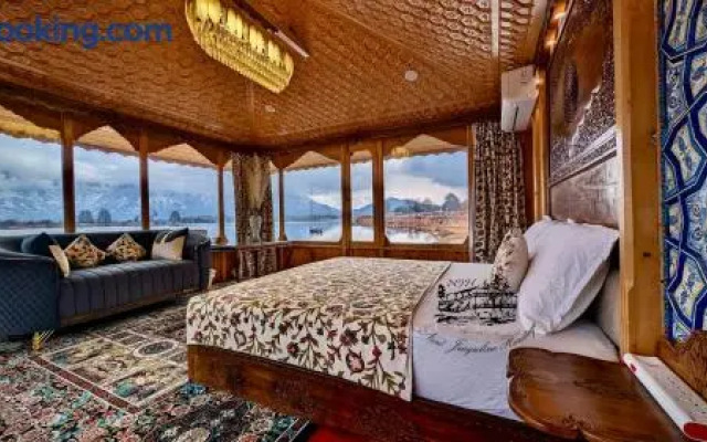 New Zenith Group of Houseboats