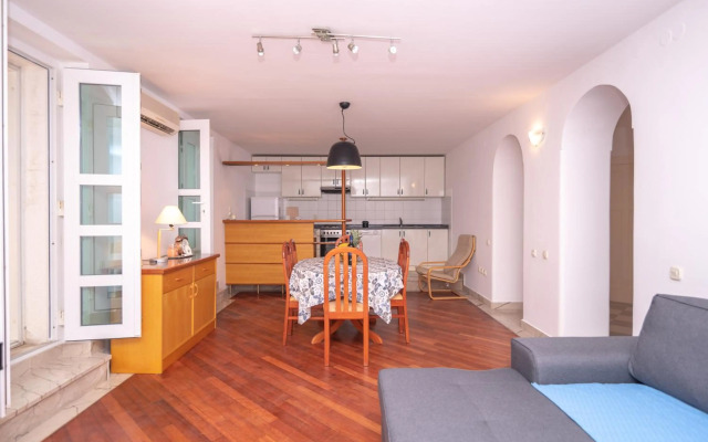 Palm garden apartment in center with big terrace