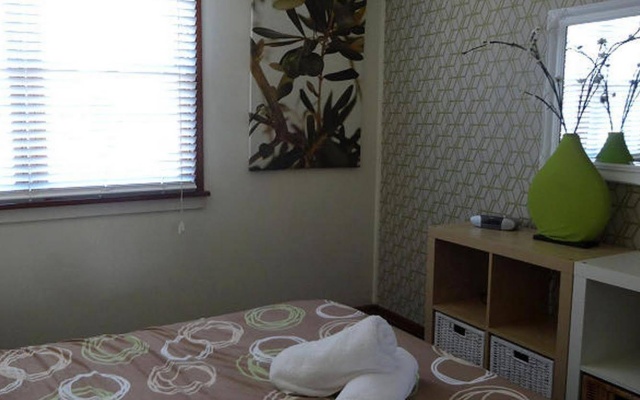 Lakeshores Shack @ 32 Cottage – Guest Rooms – Caves Beach
