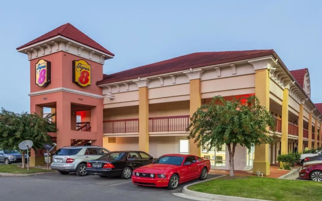 Super 8 Dalton/Convention Center Area