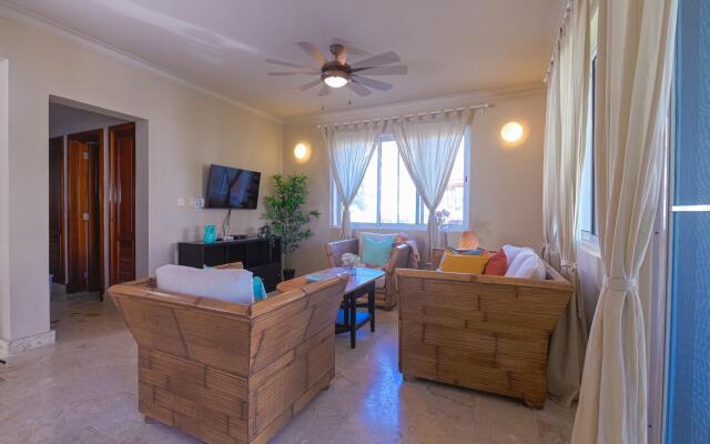 Gorgeous Playa Turquesa Pool Views Beach Apartment
