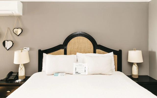 Seaside Laguna Inn & Suites