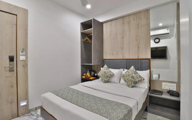 OYO Rooms Near Station Gulambaba Road 2