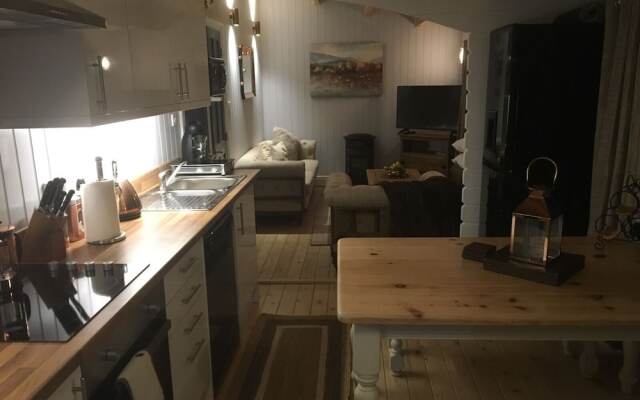 Secret Lodge by Cardiff Holiday Homes
