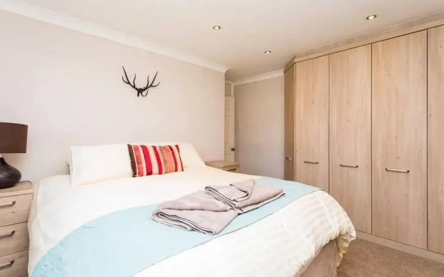 Fabulous 3-bed House, Close to Station
