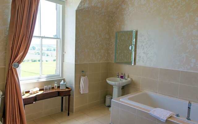 Whitehouse Country House