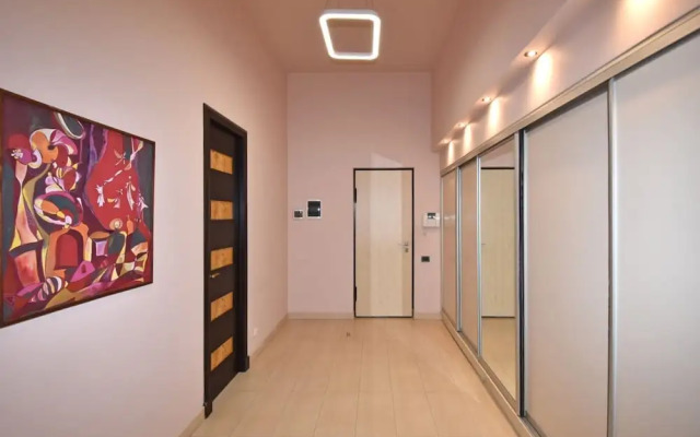 Spacious Apartment by Luxe Group TT606