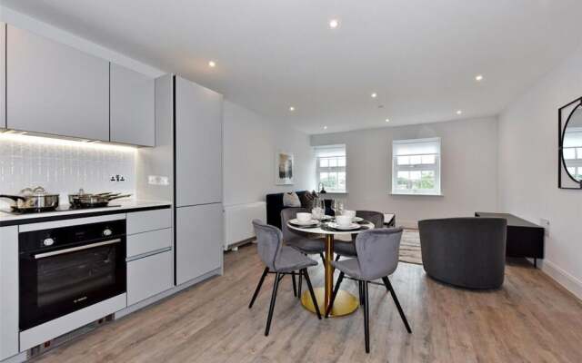 Prestigious & Luxury 2-bed Apartment in Slough