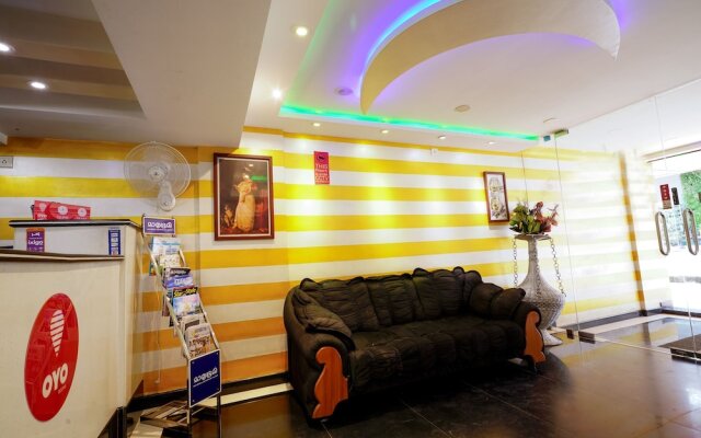 OYO 9932 Hotel Half Moon Residency