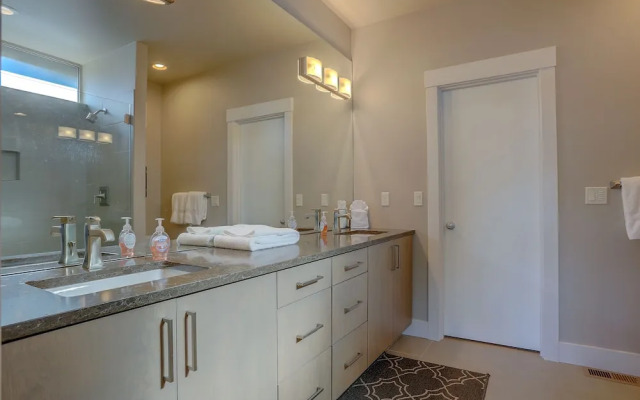 Casa Del Stoke 3 Bedroom Home by RedAwning