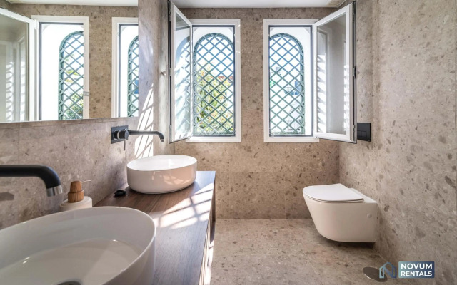 TOP RENOVATED 3-BDRM TOWNHOUSES with POOL, BBQ & ROOFTOP TERRACES