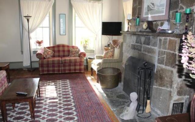 Stone Hearth Inn & Tavern