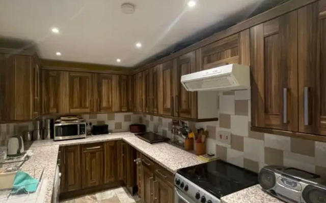 Expansive 4BD Home- 15 min From Buckingham Palace!
