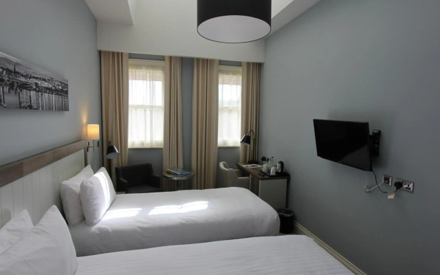 Yarrow Hotel