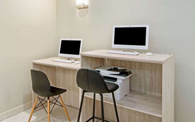 La Quinta Inn & Suites by Wyndham Mercedes Outlet Mall