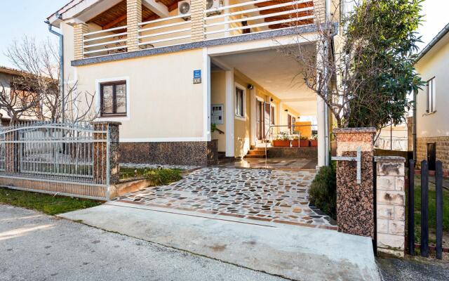 Holiday Home in Jasenice Near Maslenica Beach