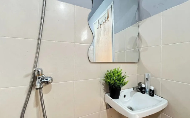 Basic Studio Room Apartment At Green Palm Residence