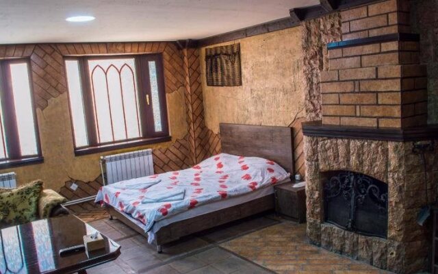 2x2 Cinema-Bar Hotel & Tours
