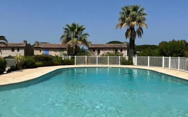 L’atypique : 2 chambres // Piscine // parking