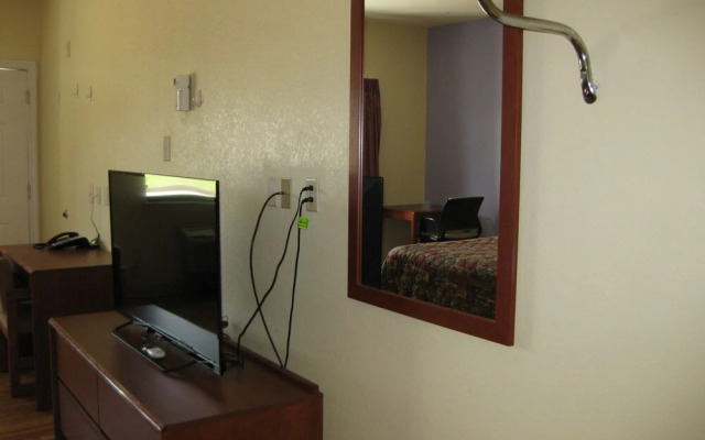 Scottish Inn and Suites