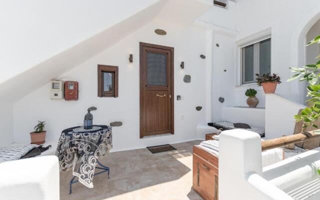 White Luxurious Apartment IΙI