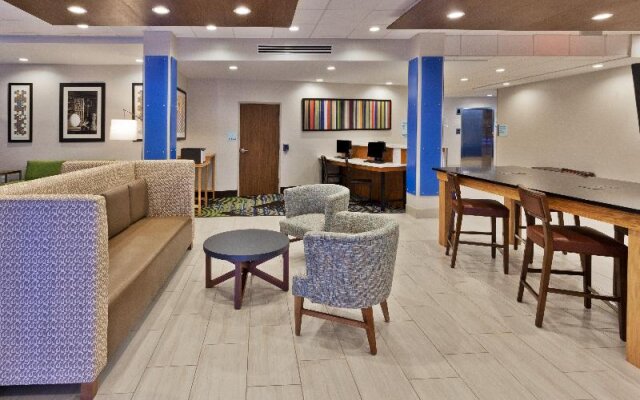 Holiday Inn Express and Suites FAYETTEVILLE