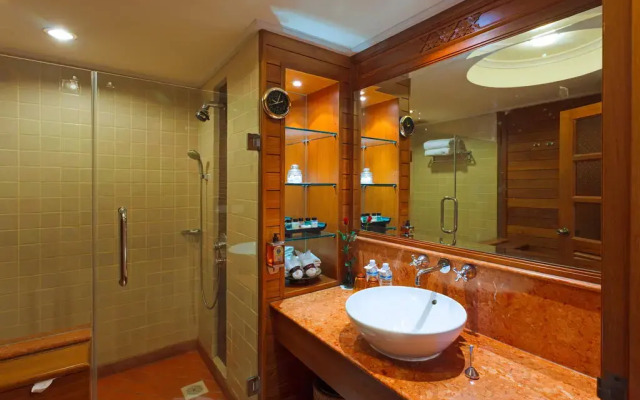 Diamond Cliff Resort & Spa, Patong Beach