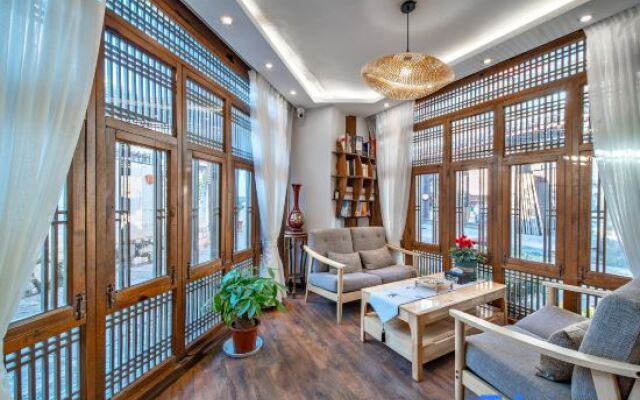 The Meow Blossom Inn (Lijiang Old Town)