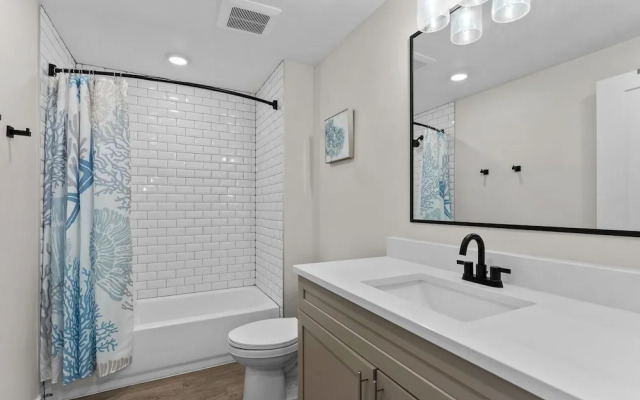 Dreamy Lagoon 2 Bedroom Condo