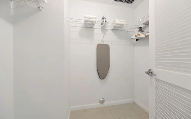 Lovely Condo|Pool & Parking at Midblock