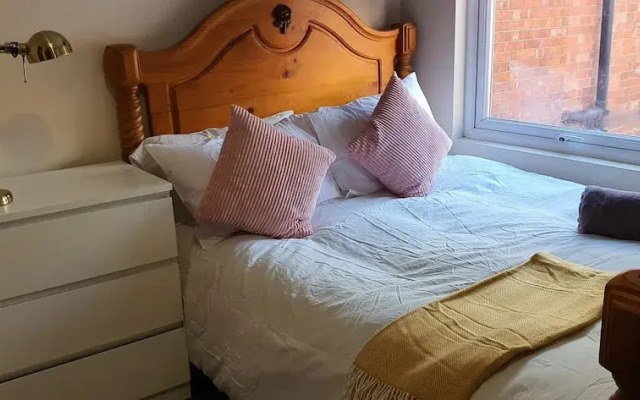 Room in Guest Room - Nice Large Room in Coventry