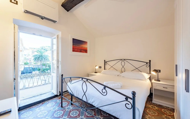Bright 2BR flat moments from the beach