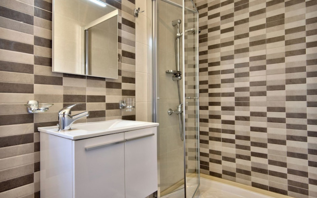 Amazing Airy Apartment Surrounded by All Amenities