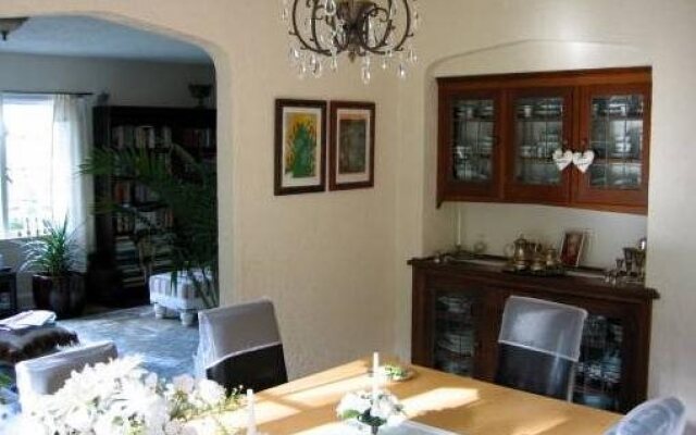 Charm of Qualicum Bed and Breakfast