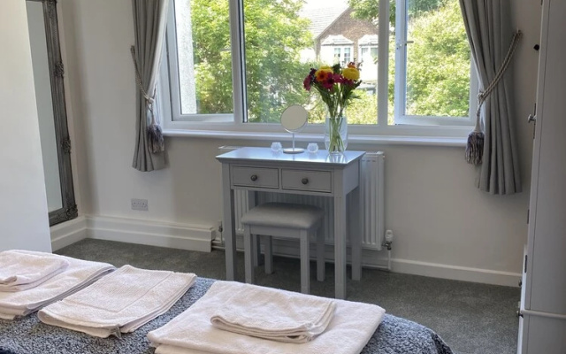 Worthing Beach 180 - 2 bed Seafront With Parking