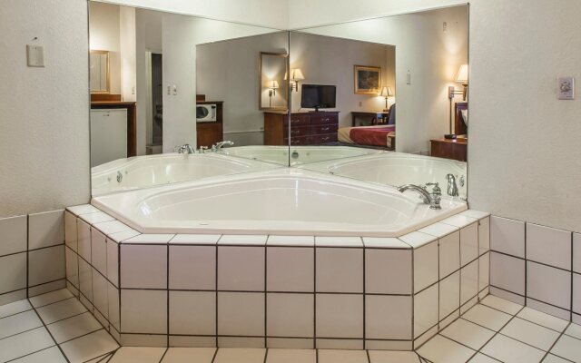 Econo Lodge Inn and Suites