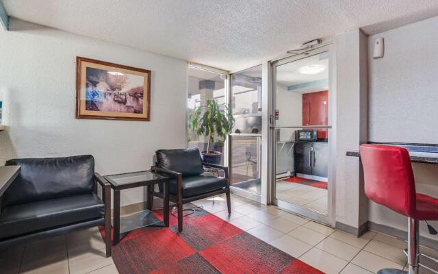 Econo Lodge Inn & Suites