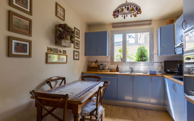 By the Theatre de Paris