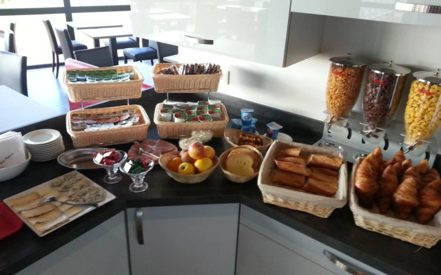 FastHotel Montmarault - Auberge du Grand Champ