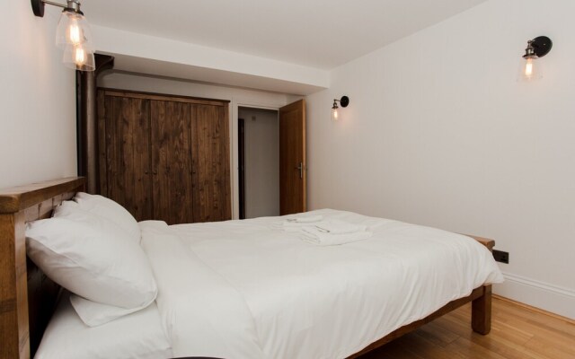 2 Bedroom Flat near Canary Wharf Sleeps 4